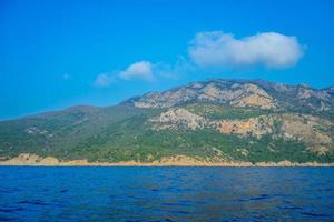 paysage marin avec vue sur les montagnes près de la côte. photo