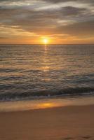 Coucher du soleil dans l'océan pacifique à punta lobos beach à todos santos baja california sur mexico photo