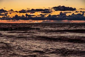 pittoresque calme le coucher du soleil avec coloré des nuages sur le rivages de le baltique mer dans Pologne photo