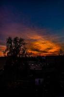 Naturel spectaculaire avec des nuages coloré Urbain le coucher du soleil avec construction grue photo