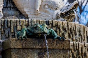 Fontaine dans de madrid retraite parc sur une printemps journée photo