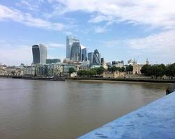 une vue sur la tamise près du pont de la tour photo