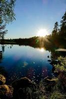 une Lac dans le montagnes photo