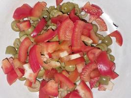 en train de préparer une diététique végétalien salade avec Frais des légumes photo