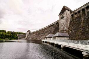 barrage dans le montagnes photo