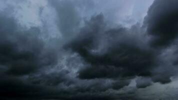 le ciel sombre avec de gros nuages convergeant et une violente tempête avant la pluie. ciel et environnement mauvais ou de mauvaise humeur. émissions de dioxyde de carbone, effet de serre, réchauffement climatique, changement climatique photo