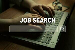 femme en utilisant portable avec vr navigateur à chercher une emploi. trouver votre carrière. en utilisant en ligne site Internet à trouver une emploi. photo