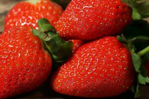 Frais fraise proche en haut sur en bois Contexte. macro fraise photo