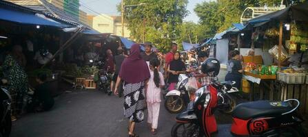 Matin atmosphère à une traditionnel marché. jakarta avril 24, 2023 photo