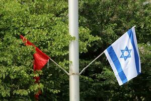 le drapeau bleu et blanc d'israël avec l'étoile à six branches de david. photo