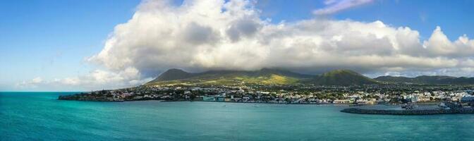 Saint kitts et nevis basseterre scénique panoramique littoral de croisière navire sur Caraïbes vacances photo