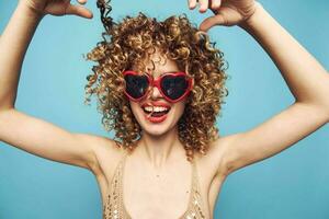 émotif femme frisé cheveux sourire décoration fermer rouge lèvres photo