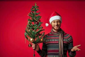 émotif homme Noël arbre jouets Nouveau année rouge Contexte photo