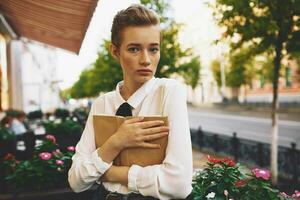 court aux cheveux femme sur le rue vacances dans le ville été éducation photo