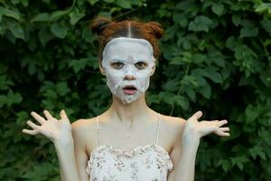 portrait de une fille anti-rides masque propager votre bras en dehors à le côtés rajeunissement photo