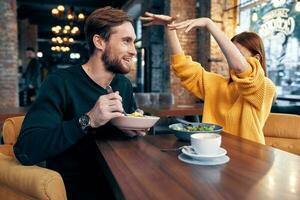 de bonne humeur Jeune couple dans une restaurant ayant une casse-croûte du repos mode de vie photo