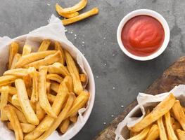 Vue de dessus bol de frites avec sauce ketchup photo