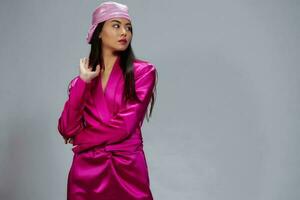portrait femme brillant maquillage rose mini robe moderne style studio modèle photo