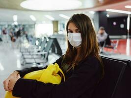 femme passager aéroport attendre vol bagage photo