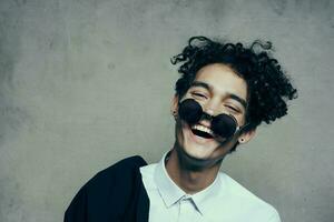 content gars avec des lunettes frisé cheveux sourire modèle adolescent photo