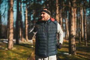 boxeur est formation à le parc dans le l'hiver. il est travail sur le sien aptitude. photo