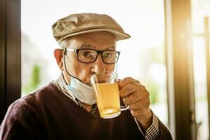 vieux homme en buvant thé photo