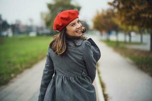 portrait de une content femme avec une rouge béret photo