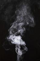 fragments de fumée blanche sur fond noir photo