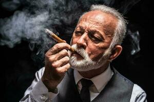 portrait de une homme fumeur une cigare photo