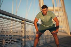 une homme dans une vert T-shirt Faire des exercices photo