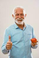 portrait de une Sénior homme promouvoir en bonne santé mode de vie photo