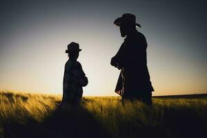 agriculteur couple sur leur terre et plantation photo