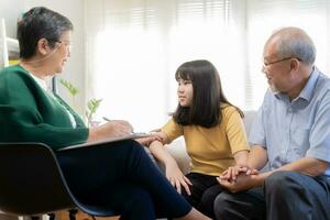 asiatique père, grand-père et mental santé patient, fille enfant, petite fille avoir rendez-vous visite médecin à clinique, consultant psychiatre, traitement par thérapie. santé se soucier, vérifier en haut médical. photo