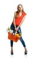 Jeune caucasien femme avec assorti épicerie des produits dans achats panier isolé sur blanc photo