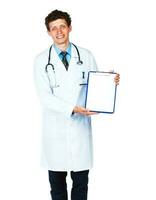 souriant Masculin médecin montrant presse-papiers avec copie espace pour texte sur blanc photo
