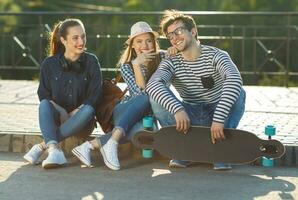 souriant copains ayant amusement en plein air photo