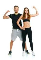 athlétique couple - homme et femme après aptitude exercice sur le blanc photo