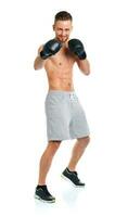 sport attrayant homme portant boxe gants sur le blanc photo