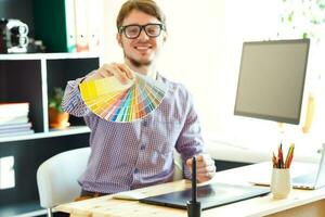 Jeune homme à la recherche à une Couleur peindre palette photo