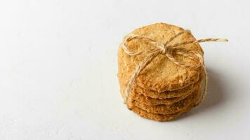 flocons d'avoine biscuits sur une blanc Contexte photo