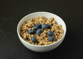 granola avec myrtille dans blanc bol. photo