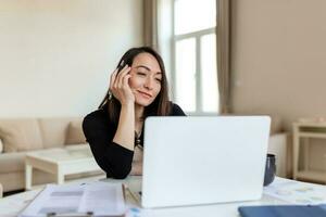 femme d'affaires confuse agacée par un problème en ligne, un courrier indésirable ou de fausses nouvelles sur Internet regardant un ordinateur portable, une employée de bureau se sentant choquée par un ordinateur bloqué, déconcertée par un message frauduleux ou un virus photo