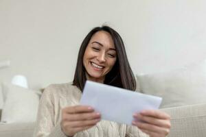 de bonne humeur asiatique femme recevoir invitation ou bien nouvelles à propos approuvé prêt, hypothèque, impôt, assurance, avoir remarquer à propos acceptation de déclaration photo