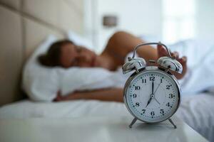 femme souffrant d'insomnie au lit avec les yeux ouverts. fille au lit souffrant d'insomnie et de troubles du sommeil pensant à son problème la nuit photo