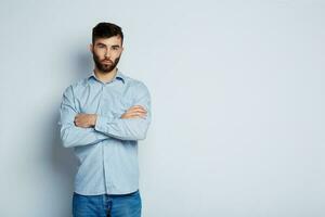 une Jeune barbu homme avec une sérieux expression sur le sien visage photo