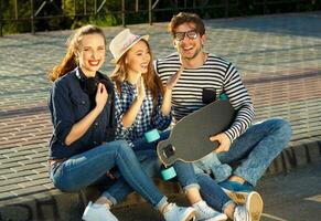 souriant copains ayant amusement en plein air photo