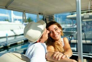 attrayant Jeune couple conduite électrique voiture sur une luxe front de mer photo