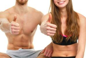 sport homme et femme après aptitude exercice avec une pouce en haut sur le blanc photo