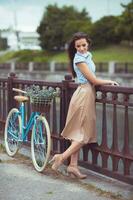 Jeune beau, élégamment habillé femme avec vélo Extérieur photo