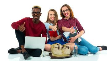 Trois content Jeune adolescent élèves avec les pouces en haut isolé sur blanc photo